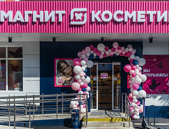 Egri, yalangoch, kokrak qafasidagi ayollar fotosuratlari